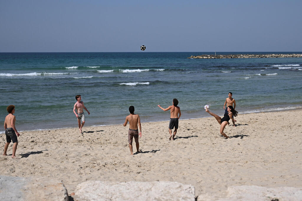 The beach in Tel Aviv (Photo: REUTERS/Dylan Martinez) תל אביב חוף ים