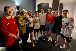 שחקניות נבחרת איראן בכדורגל עם פקידות משרד הפנים באוסטרליה