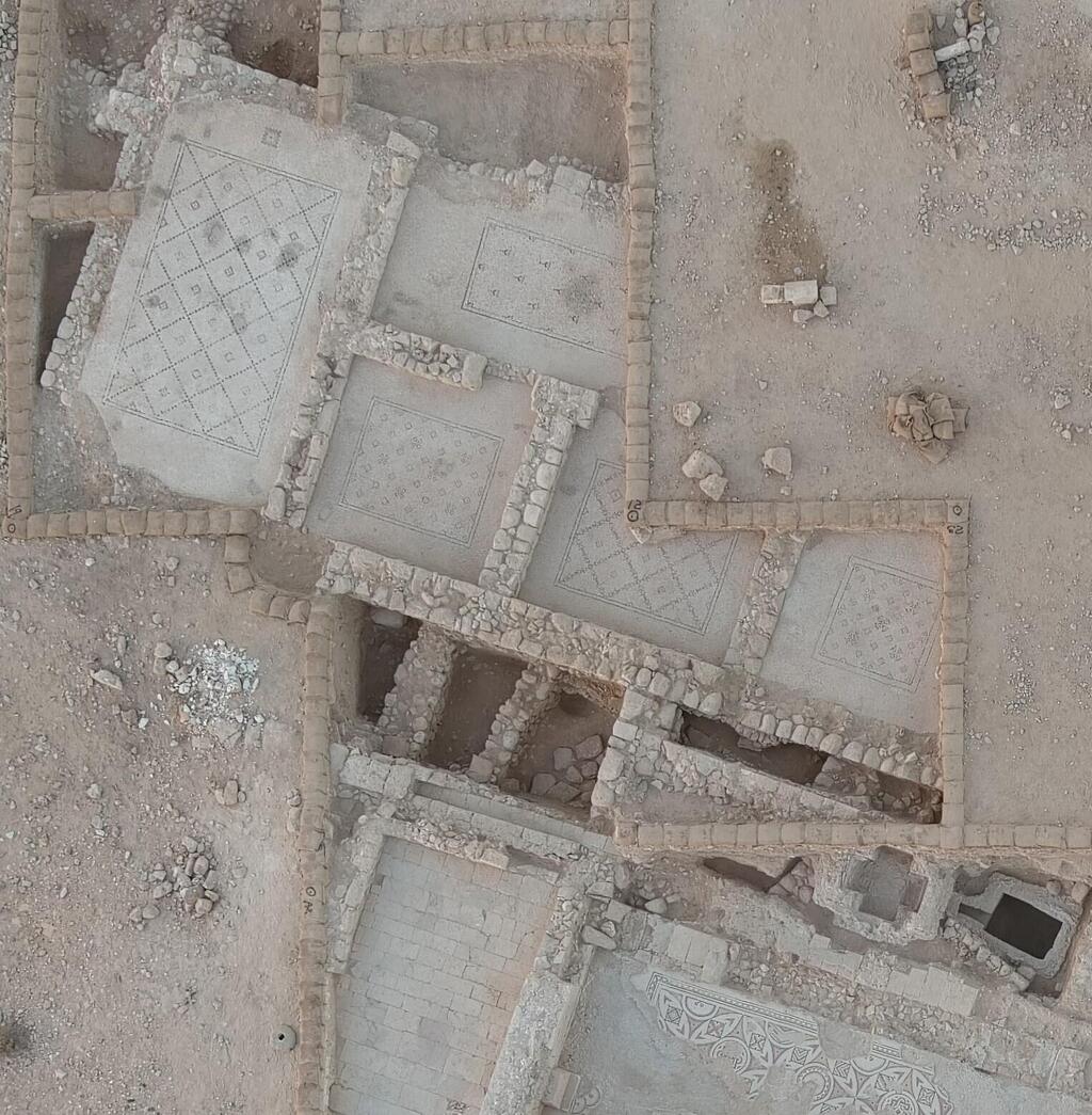 אגף הפסיפסים צמוד לכנסייה בניצנה