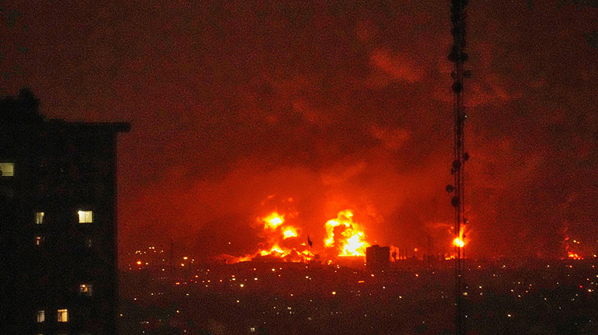 איראן עשן ב שמי טהרן ב בוקר אחרי ש ישראל תקפה מחסני דלק נפט