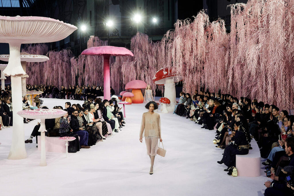 סטפני קוואלי בתצוגה של שאנל