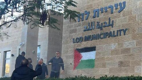 צעיר מלוד שריסס על בניין העירייה דגל פלסטין