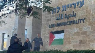 צעיר מלוד שריסס על בניין העירייה דגל פלסטין