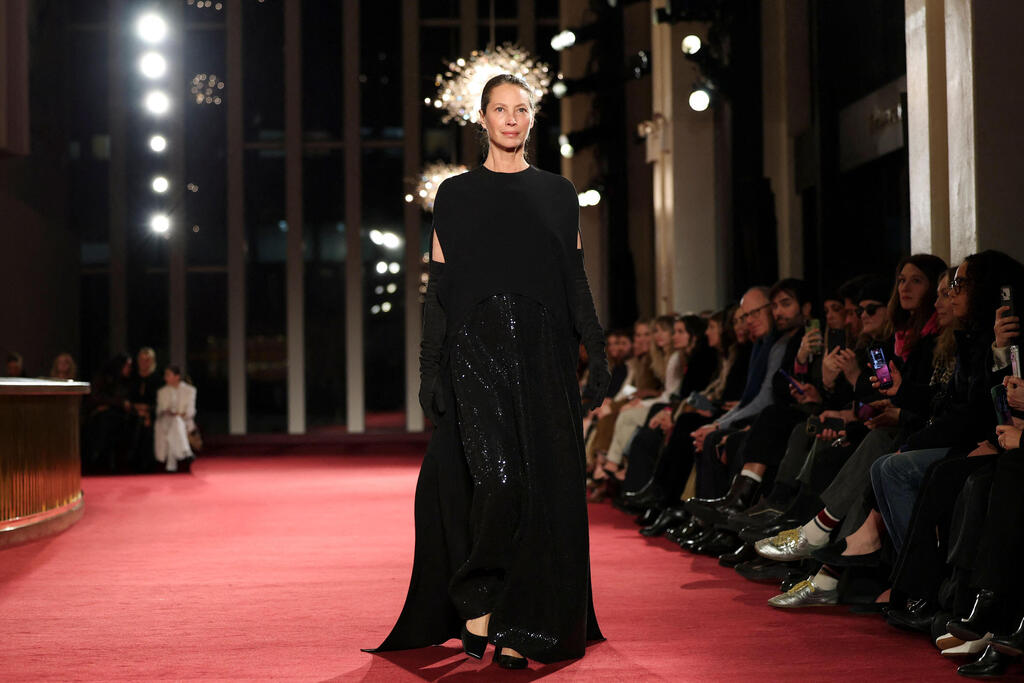 כריסטי טרלינגטון בתצוגה של מייקל קורס