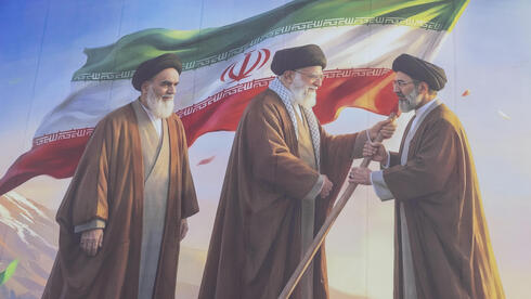 כרזה איראנית שמתארת את העברת הדגל בין עלי חמינאי לבנו מוג'תבא (לצד רוחאללה חומייני)