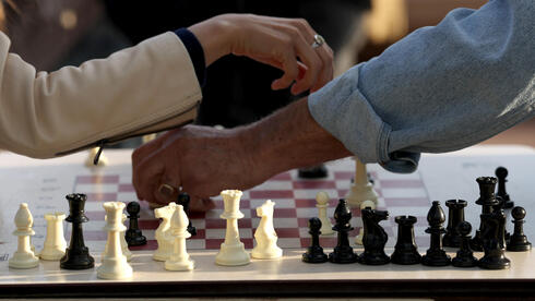 משחק שחמט במהלך פסטיבל קאן בצרפת, 2025