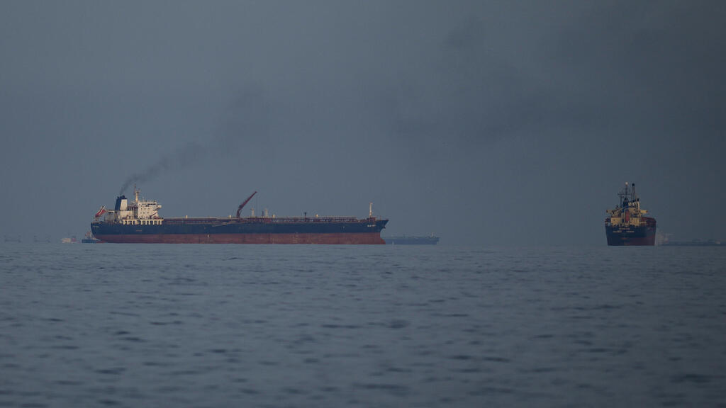 מכלית נפט וספינת משא במצרי הורמוז