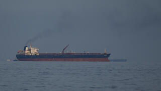 מכלית נפט וספינת משא במצרי הורמוז