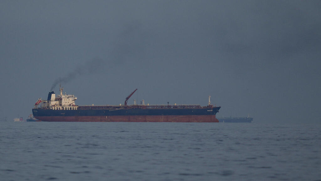 מכלית נפט וספינת משא במצרי הורמוז
