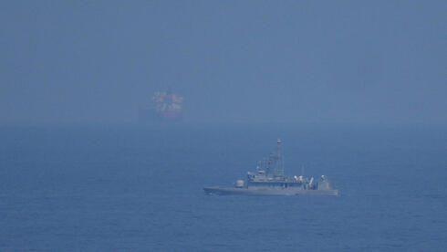 ספינה של צי חיל הים של איחוד האמירויות באזור מצר הורמוז בצל מלחמה מול איראן