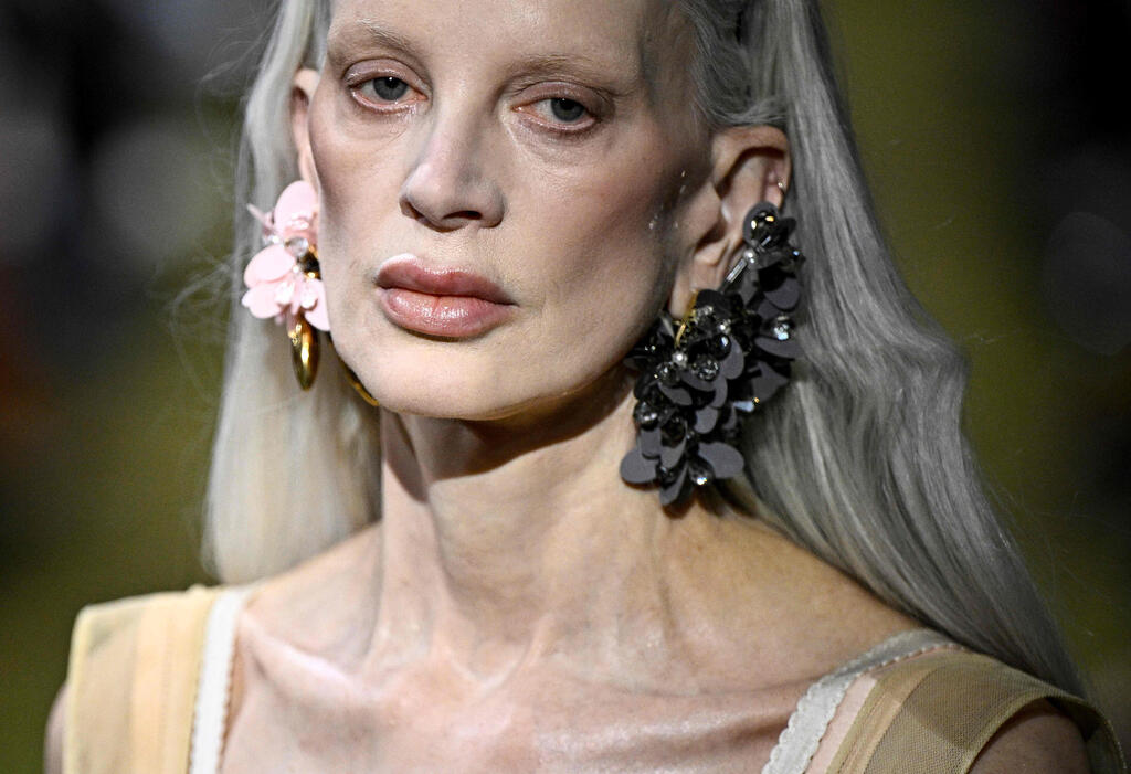 קריסטן מקנאמי בתצוגה של מיו מיו