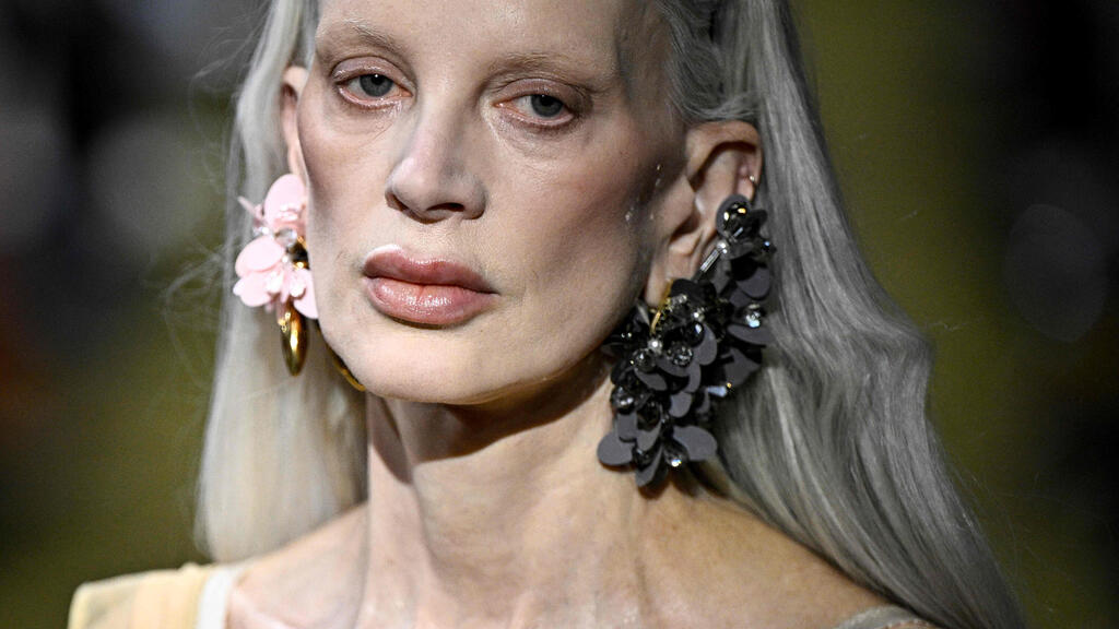 קריסטן מקנאמי בתצוגה של מיו מיו