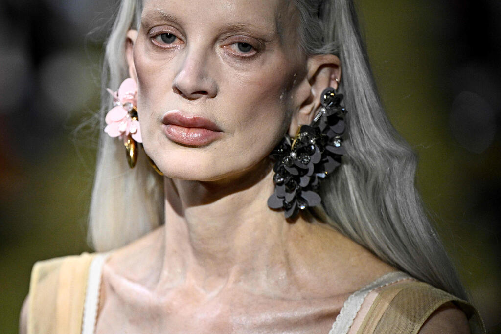 קריסטן מקנאמי בתצוגה של מיו מיו