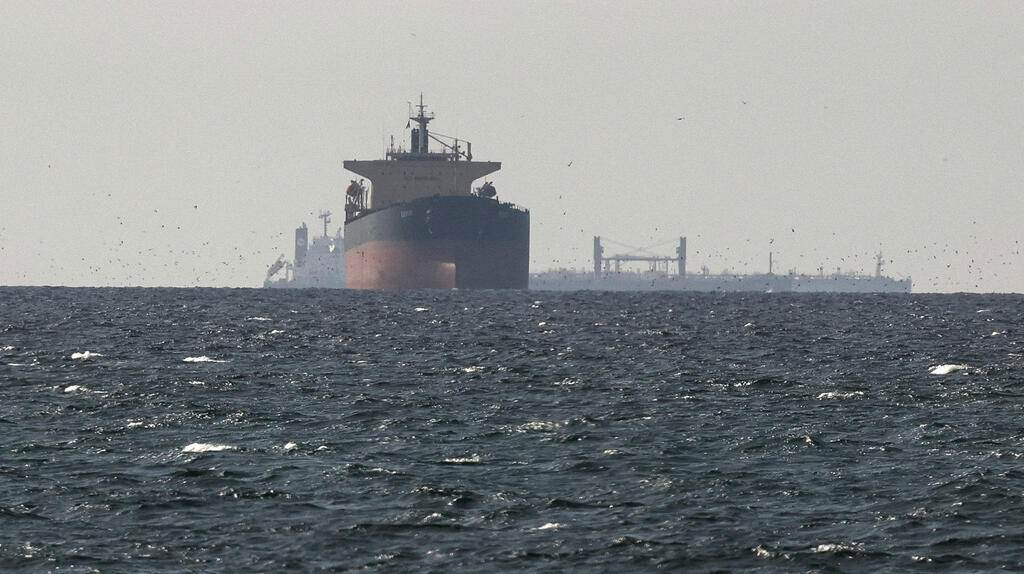 מיכליות במפרץ ליד מצר הורמוז