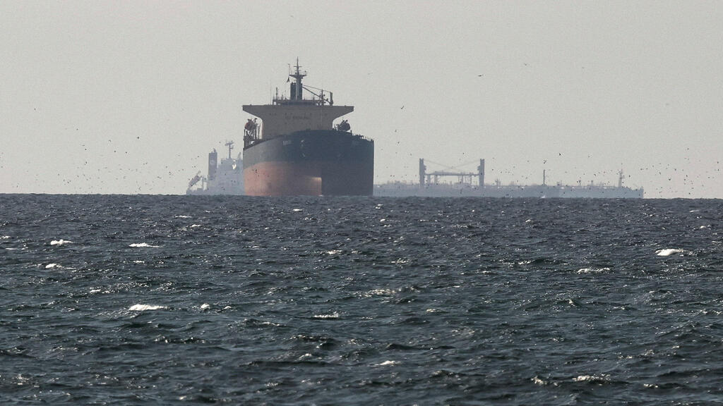 ספינות מכליות במפרץ ליד מיצרי הורמוז ליד עומאן