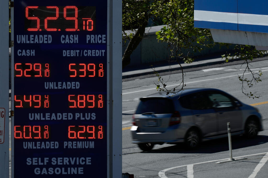At current U.S. gas prices — which averaged at nearly $4.11 a gallon Friday per AAA — $1 trillion could buy more than 243 billion gallons of regular fuel (Photo: Jeff Chiu/AP) לוח בתחנת דלק בסן פרנסיסקו, כשהמחירים הושפעו מההתרחשויות במזרח התיכון