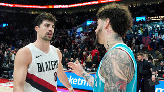 שחקן פורטלנד טרייל בלייזרס דני אבדיה עם שחקן שארלוט הורנטס לאמלו בול