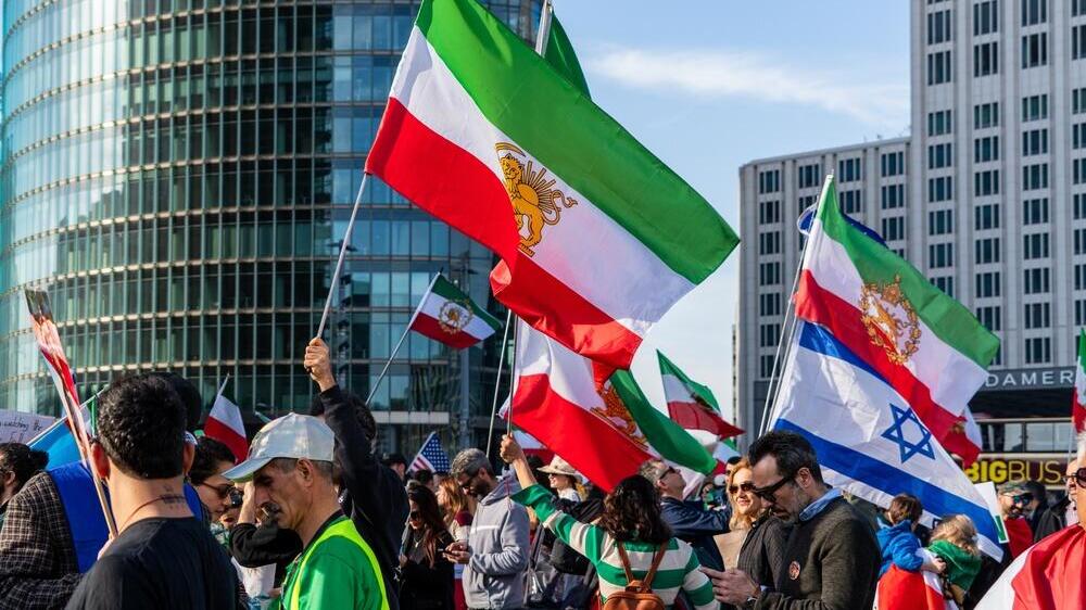 דגל ישראל עם דגלי איראן בתקופה השאה