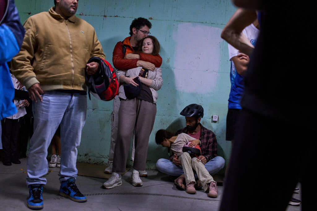 מקלט בתל אביב בשעת אזעקה במהלך ימי שאגת הארי