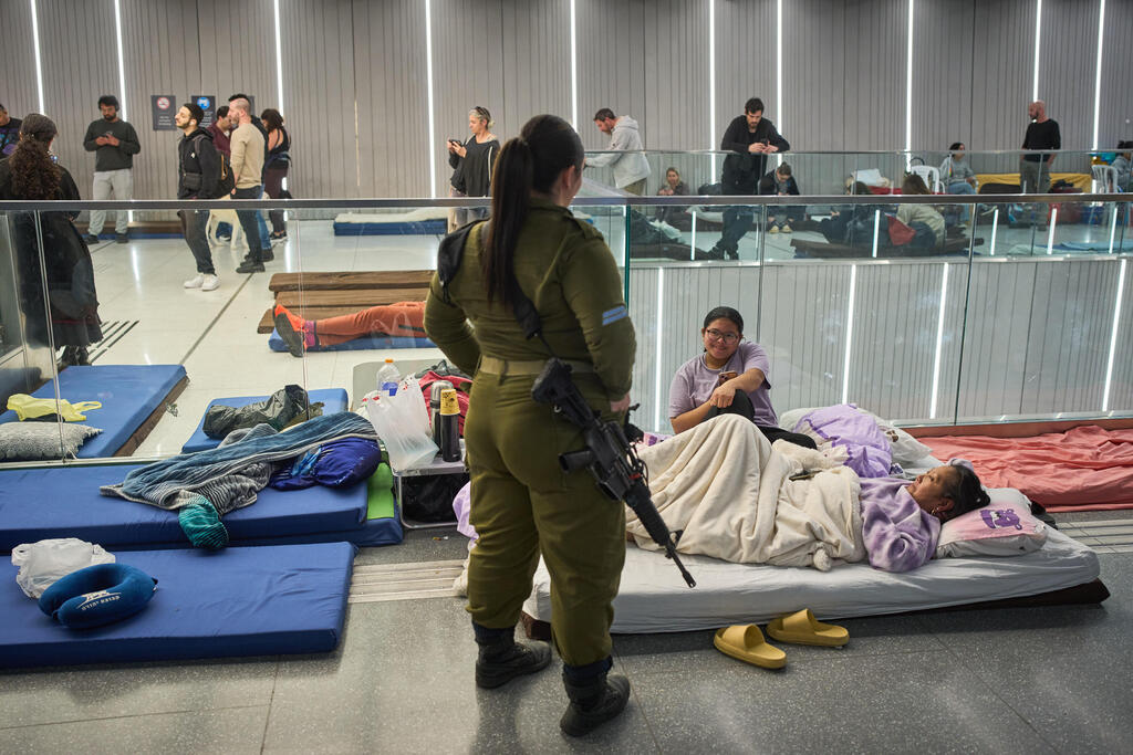 תופסים מחסה בתחנת הרכבת הקלה ברמת גן בשעת אזעקה במהלך ימי שאגת הארי