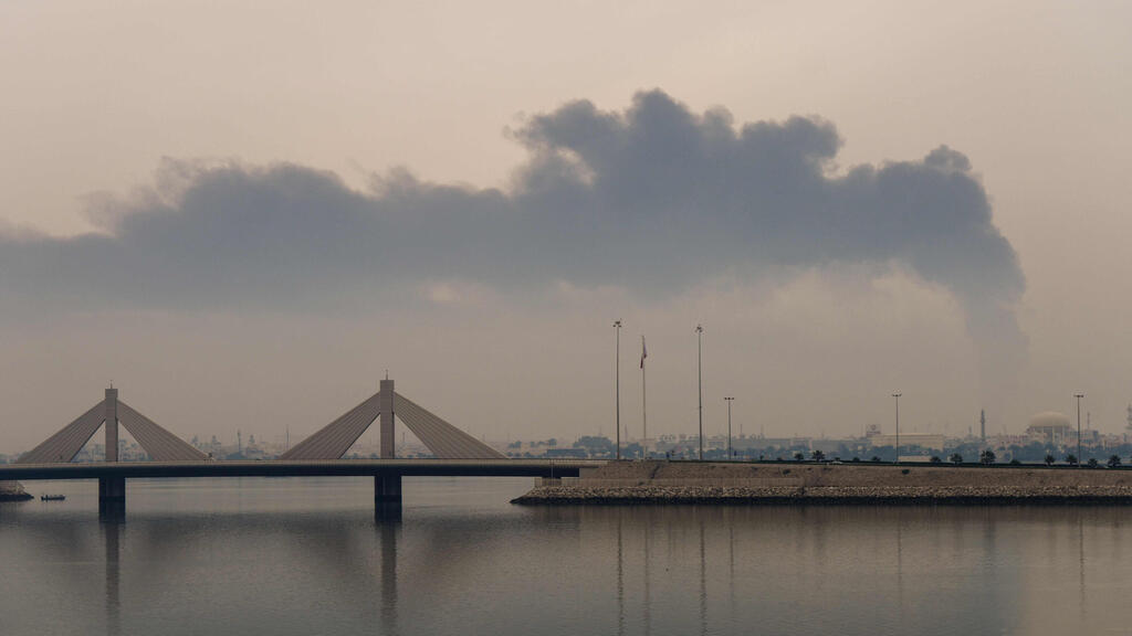מוחארק בחריין עשן תקיפה איראנית של  מכלי נפט