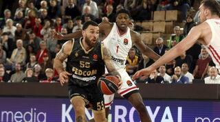 מייק ג'יימס מול אולימפיאקוס