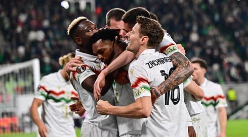 פרנצווארוש בחיבוק קבוצתי