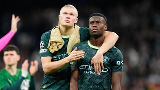 ארלינג הולאנד ומארק גהי מסתכלים על לוח התוצאות ולא מאמינים