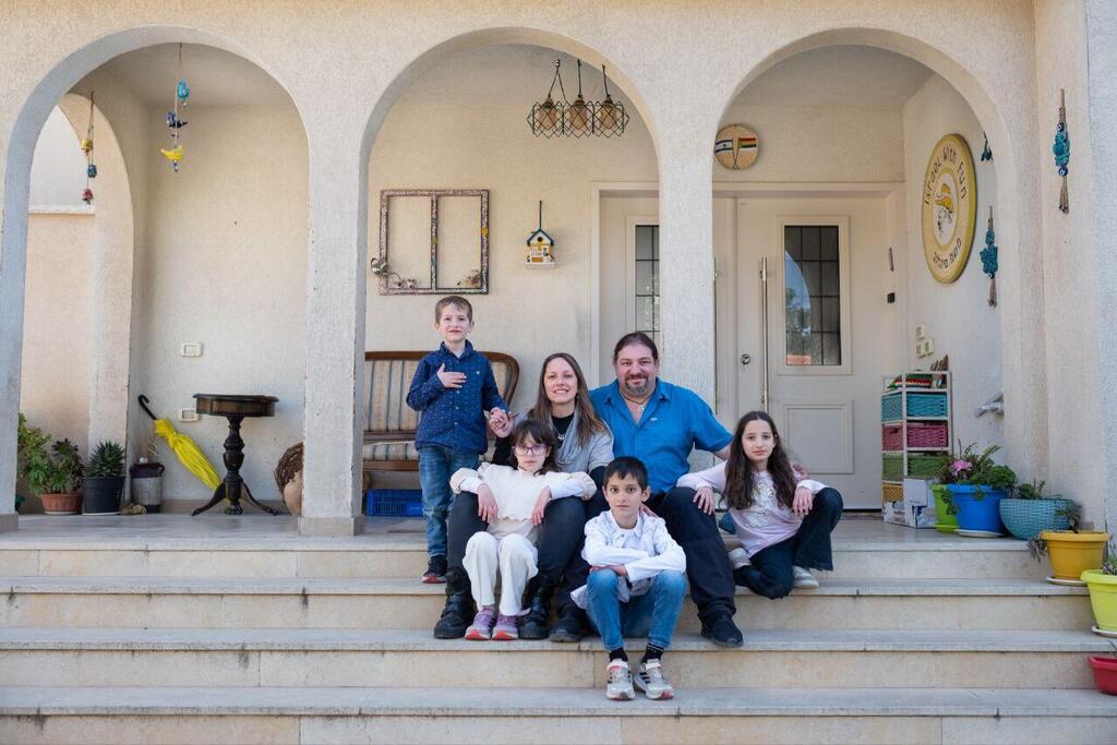 Sigalov family. Daniel (42), Evelin (40), Lavi (9), Tkhelet (9), Tiltan (7), Galil (5)