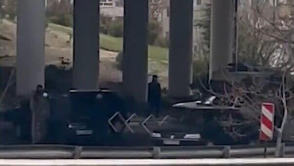 אנשי בסיג' מתחבאים תחת גשר בטהרן