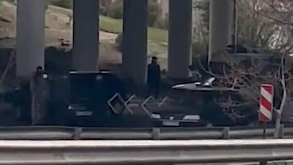 אנשי בסיג' מתחבאים תחת גשר בטהרן