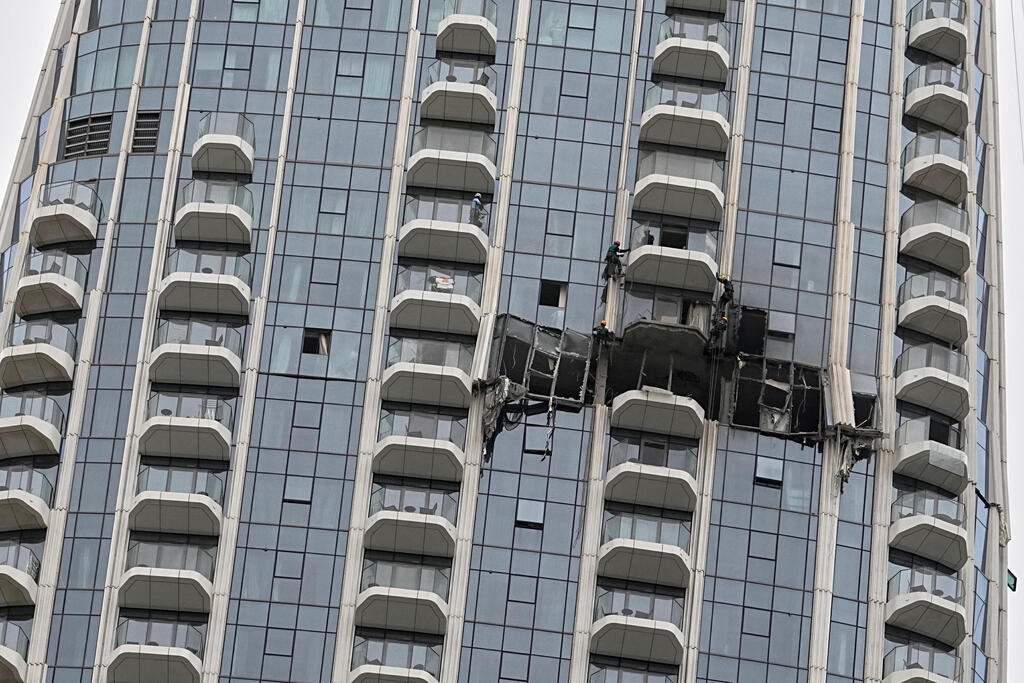 A Dubai high-rise damaged by an Iranian drone strike (Photo: AP Photo/Fatima Shbair) נזק לבניין בדובאי מפגיעת כתב"ם