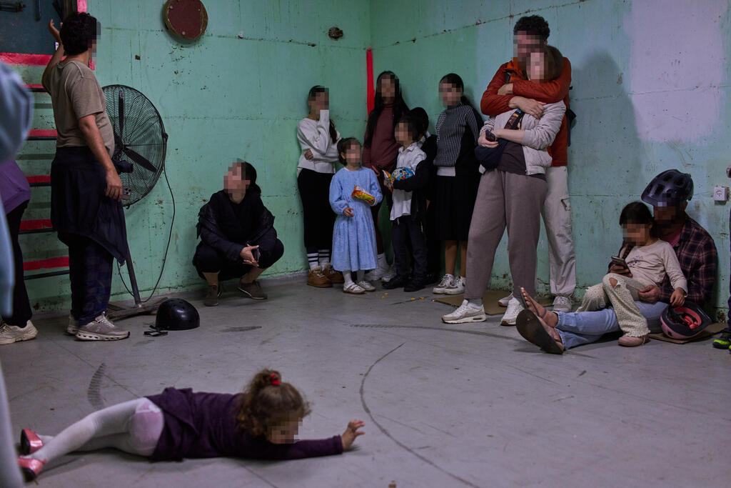 מקלט בתל אביב בשעת אזעקה במהלך ימי שאגת הארי