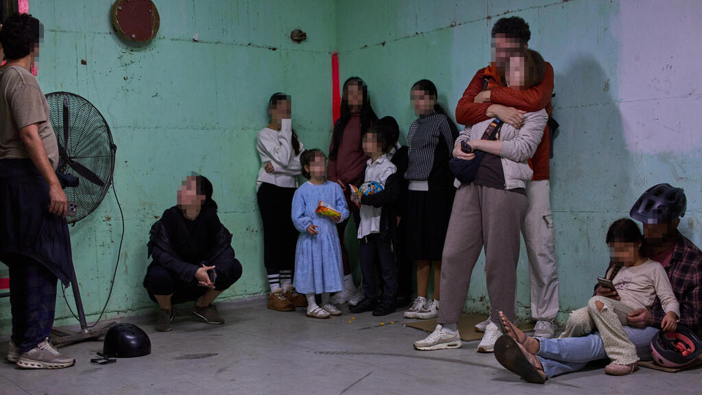 מקלט בתל אביב בשעת אזעקה במהלך ימי שאגת הארי