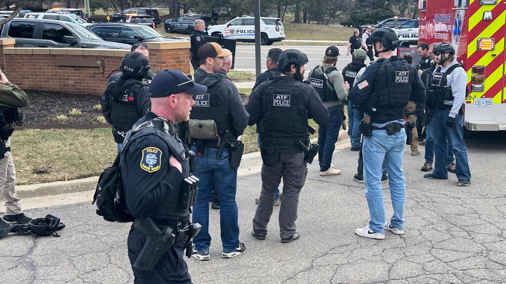 שוטרים ליד בית הכנסת במישיגן