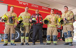 מימין: לירן גרינברג, משה פחימה, דרור בוחניק, אליאס ג'ובראן ואור קוואז. "מאיפה שאנשים בורחים – לשם אנחנו רצים" | צילום: אפי שריר