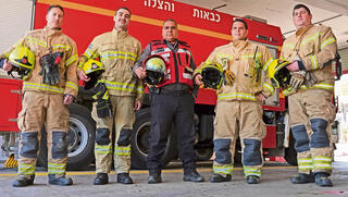 מימין: לירן גרינברג, משה פחימה, דרור בוחניק, אליאס ג'ובראן ואור קוואז. "מאיפה שאנשים בורחים – לשם אנחנו רצים" | צילום: אפי שריר