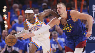 שחקן דנבר נאגטס ניקולה יוקיץ' מול שחקן אוקלהומה סיטי ת'אנדר שיי גילג'ס-אלכסנדר