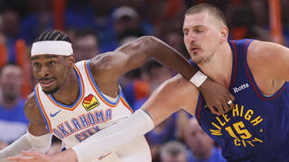 שחקן דנבר נאגטס ניקולה יוקיץ' מול שחקן אוקלהומה סיטי ת'אנדר שיי גילג'ס-אלכסנדר