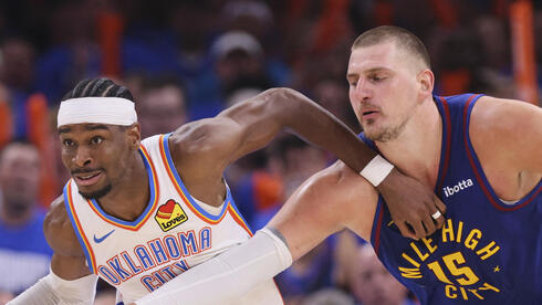 שחקן דנבר נאגטס ניקולה יוקיץ' מול שחקן אוקלהומה סיטי ת'אנדר שיי גילג'ס-אלכסנדר