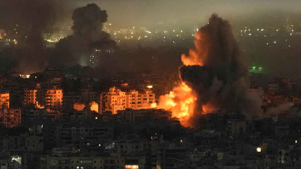 Previous attack on Dahieh neighborhood of Beirut (Photo: Bilal Hussein/AP) תקיפה ישראלית בדאחייה