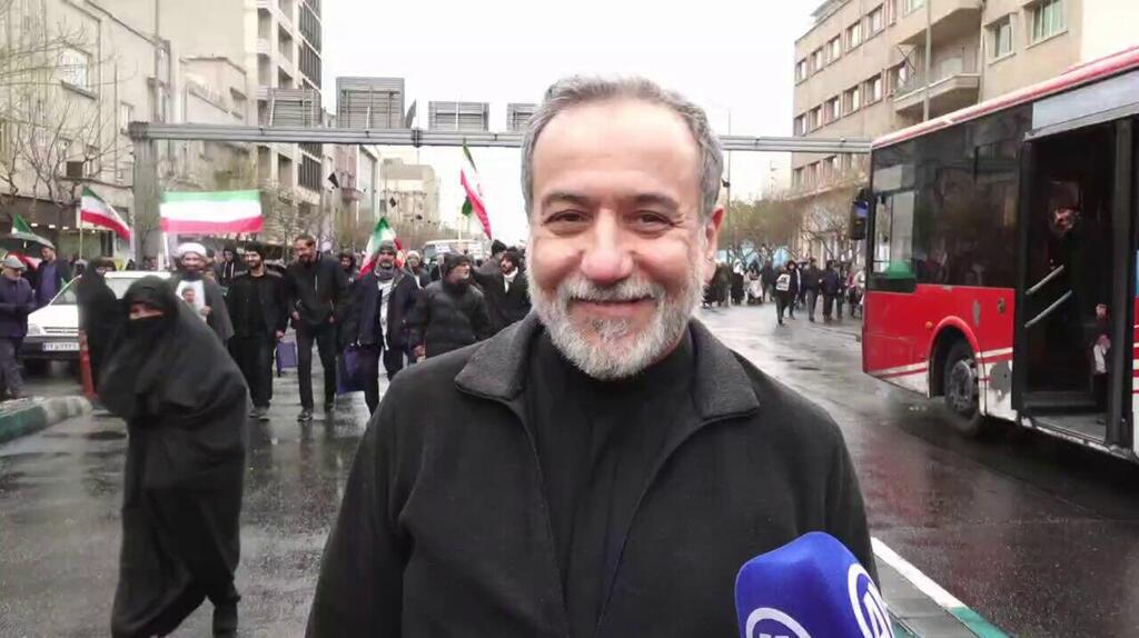 שר החוץ עראקצ'י בצדעה בטהרן