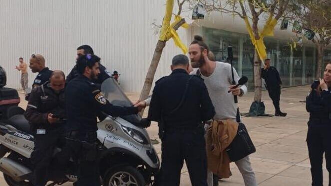 פעיל הימין רועי סטר הטריד מפגינה בכיכר הבימה