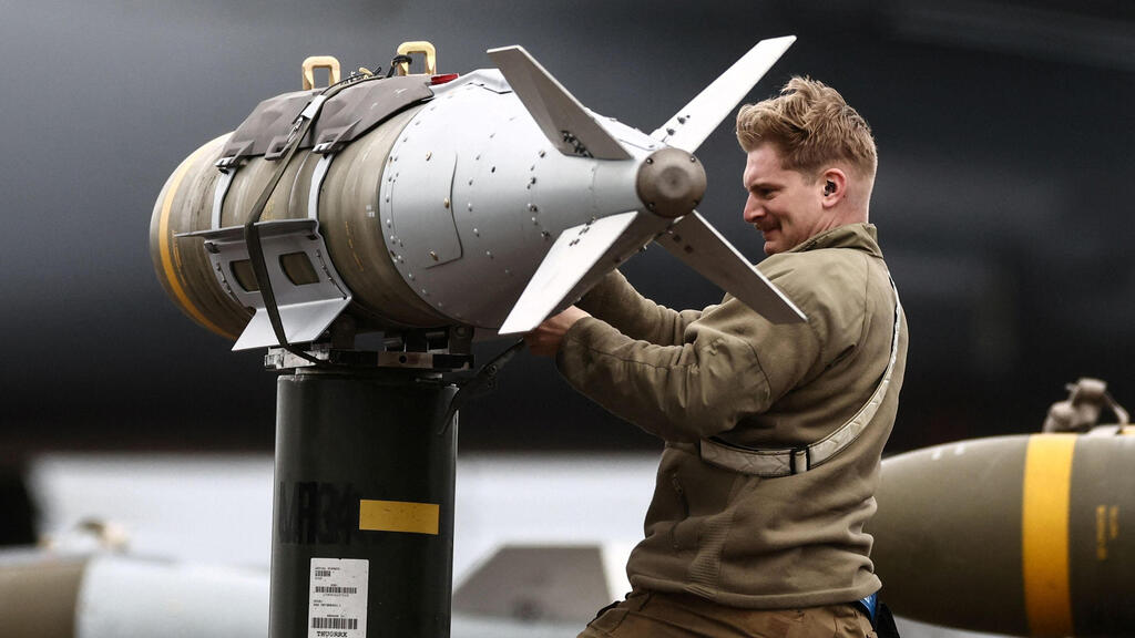 מפציץ B-1 Lancer של צבא ארה"ב בבסיס פיירפורד בבריטניה