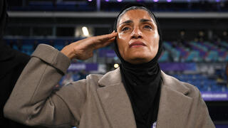 מאמנת נבחרת איראן מרזייה ג'עפרי מצדיעה במהלך ההמנון לפני המשחק מול הפיליפינים