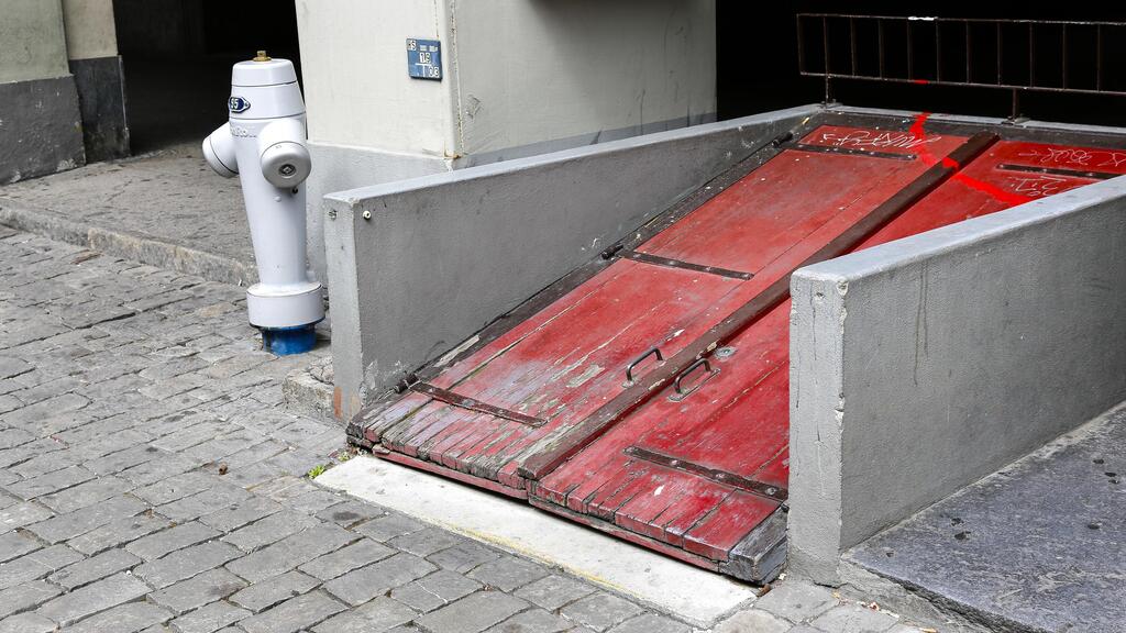 Entrances to protected basements can be seen on the streets, in this case in the city of Bern (Photo: marekusz, Shutterstock) ברחובות רואים כניסות למרתפים ממוגנים, במקרה הזה בעיר ברן