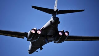 מפציץ אסטרטגי מדגם B-1 לנסר של ארה"ב ממריא מבסיס פיירפורד ב  בריטניה לקראת תקיפה ב איראן