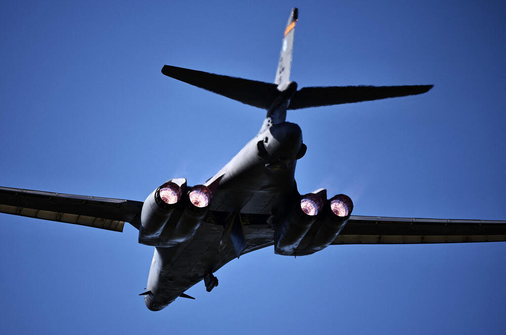 A US B-1 Lancer strategic bomber takes off from Fairford Air Base in the UK for an attack on Iran (Photo: Henry Nicholls / AFP) מפציץ אסטרטגי מדגם B-1 לנסר של ארה"ב ממריא מבסיס פיירפורד ב בריטניה לקראת תקיפה ב איראן