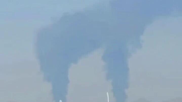 עשן עולה מנמל פוג'יירה באמירויות