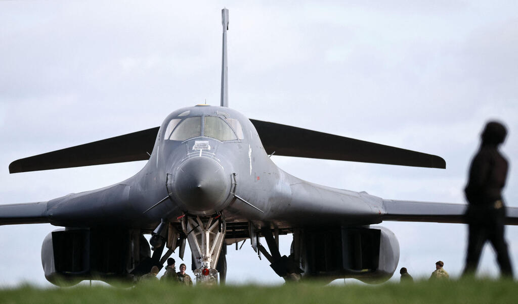 A US B-1 Lancer strategic bomber (Photo: AFP/Henry Nicholls) מפציץ B-1 Lancer של צבא ארה"ב בבסיס פיירפורד בבריטניה
